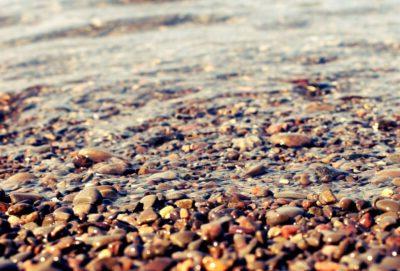 沙滩上鹅卵石的特写照片