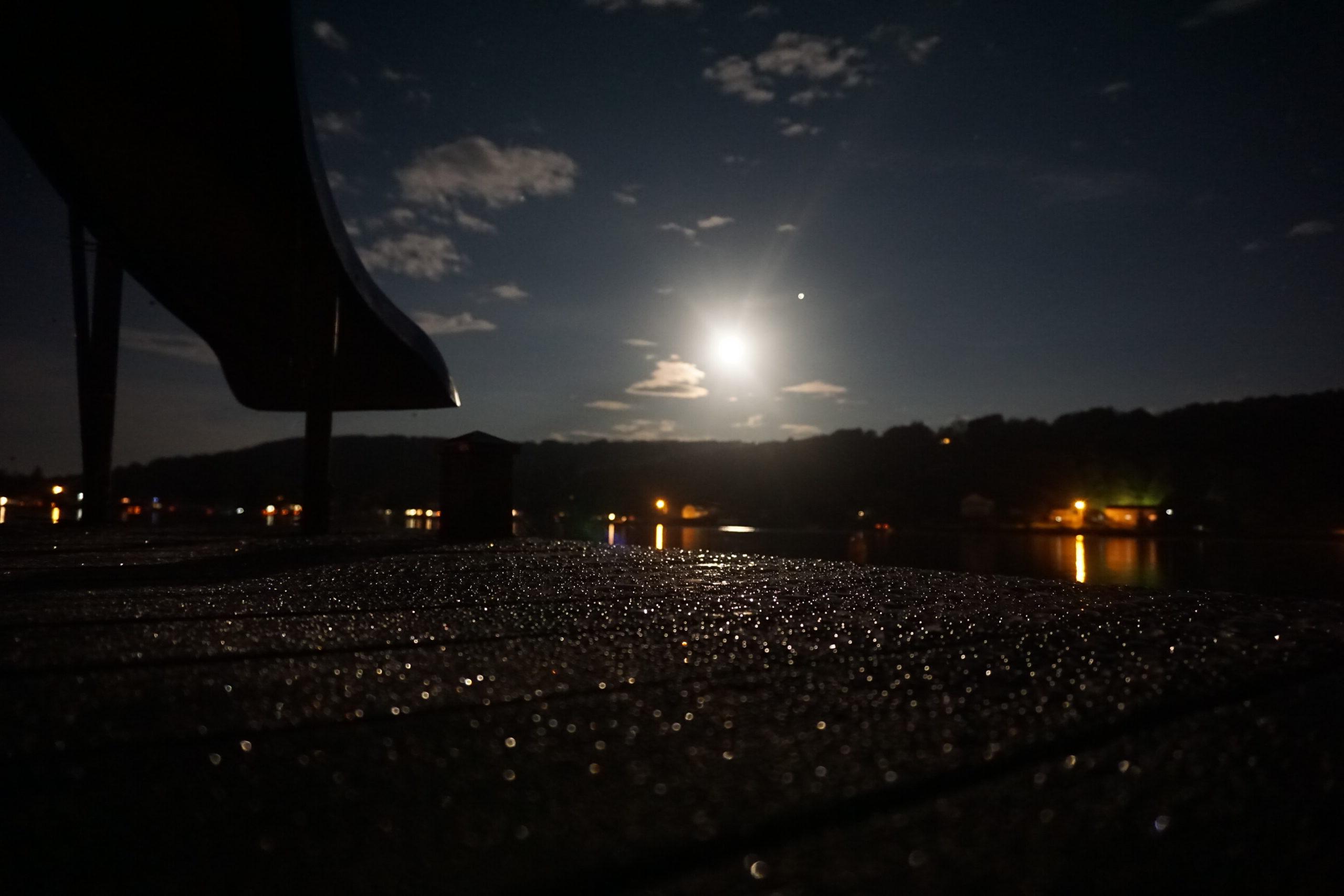 夜间湖边的滑梯照片