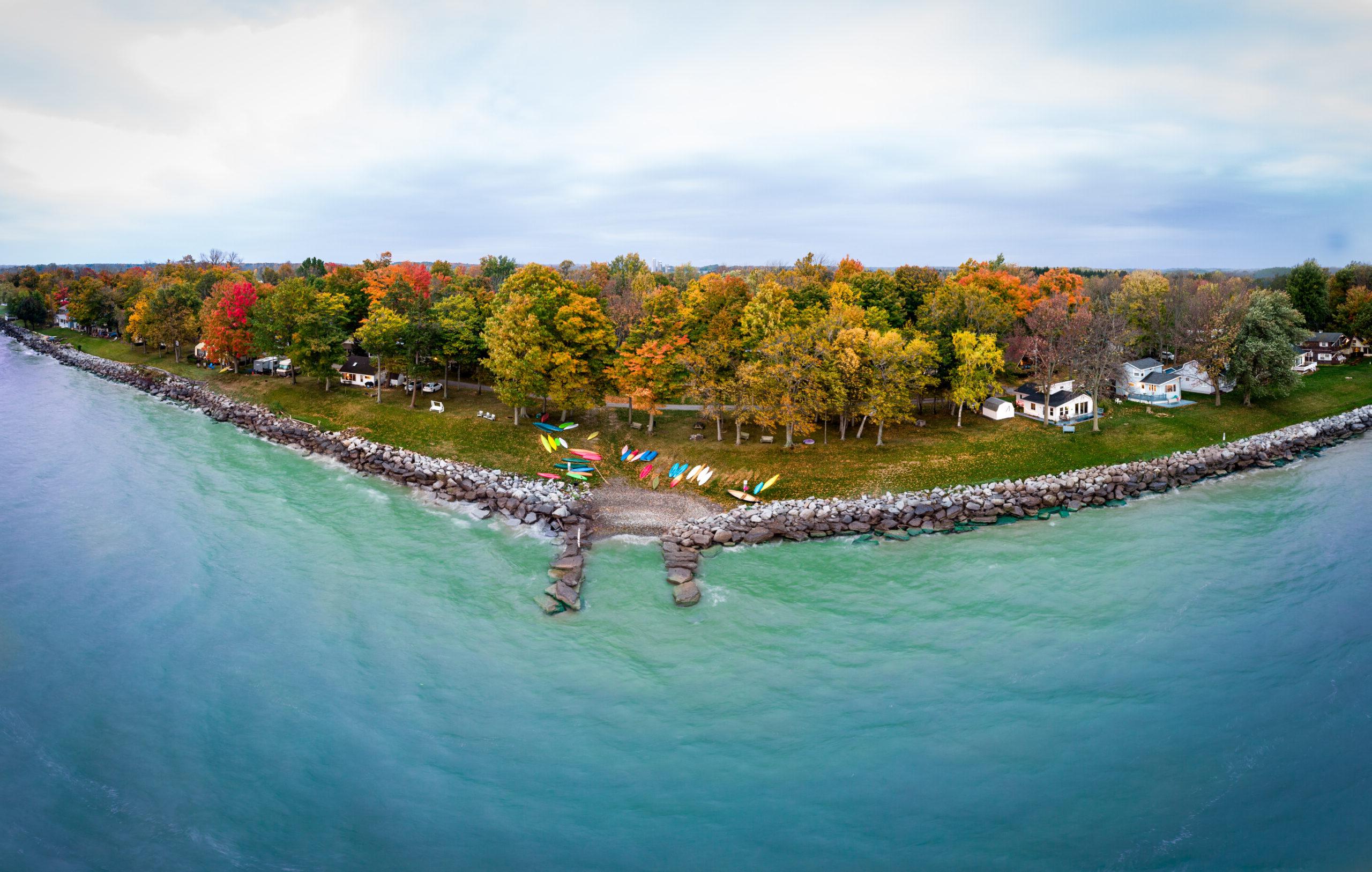 充满活力的湖泊/海岸全景照片与秋天的树木着色